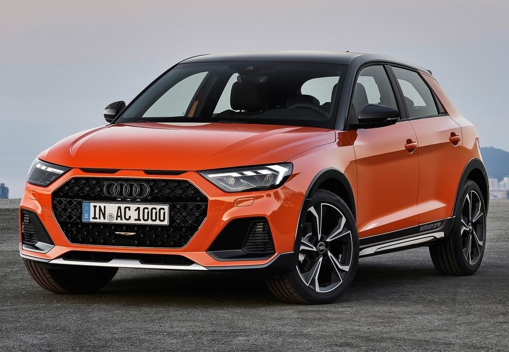 Audi A1 Citycarver turuncu gövde ön üç çeyrek görünüm