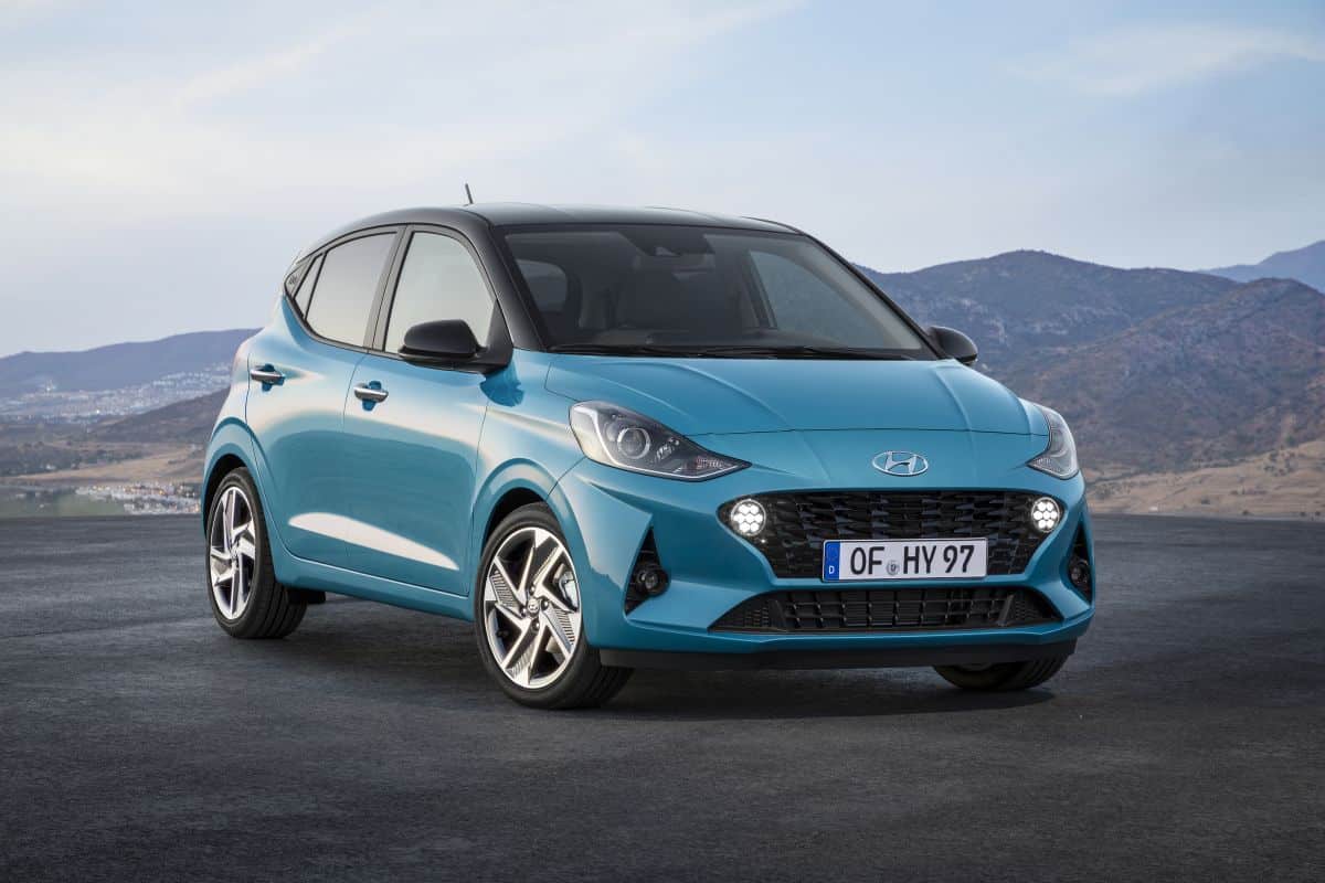 2022 Hyundai i10 Kasım Fiyat Listesi kapsamında turkuaz Hyundai i10 önden üç çeyrek görünüm