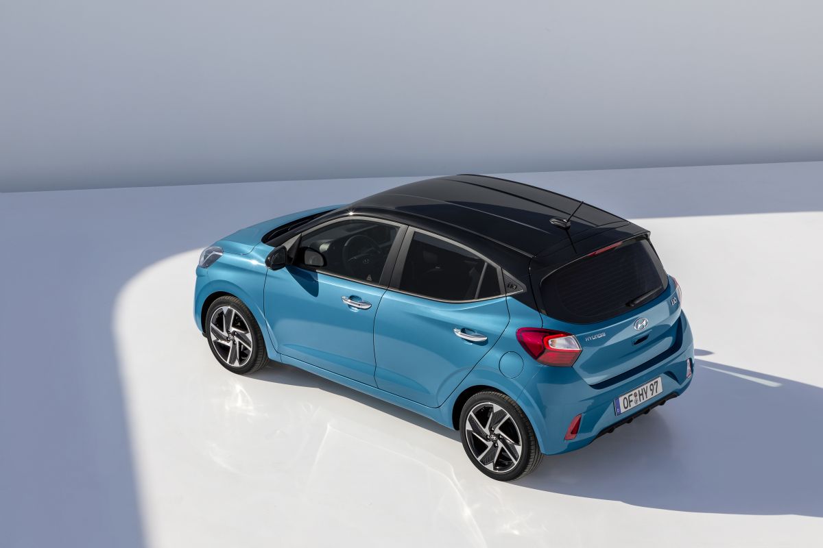 Turkuaz Hyundai i10 üst açıdan arka bölüm ve tavan çizgisi