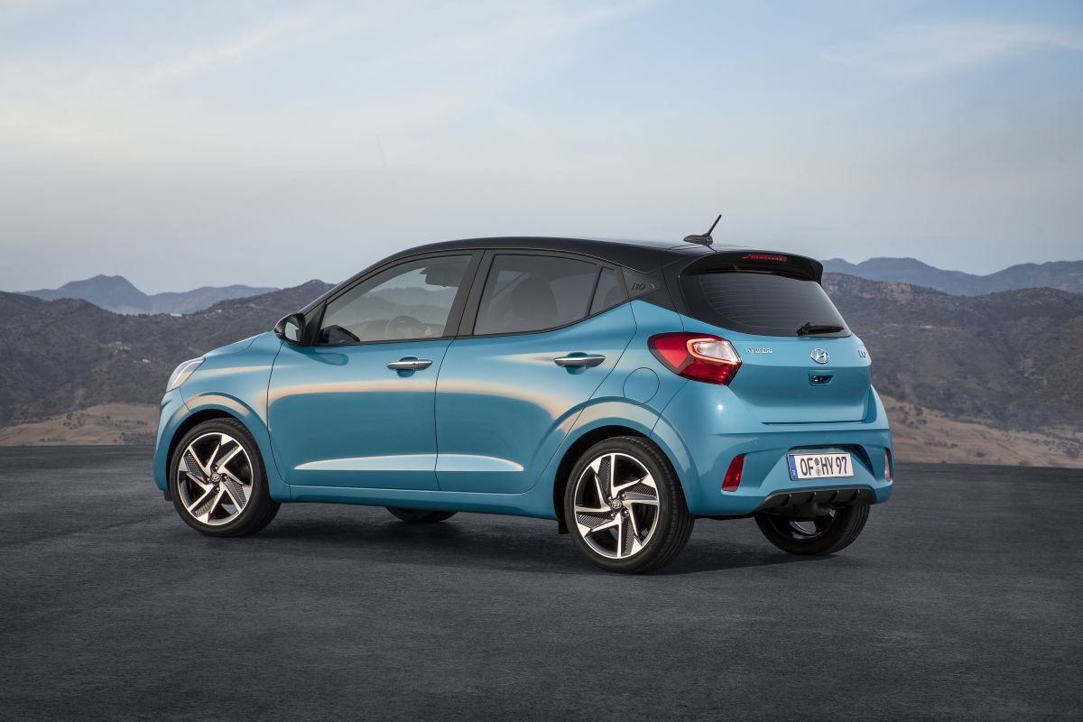 Turkuaz Hyundai i10 arka üç çeyrek görünüm ve siyah tavan