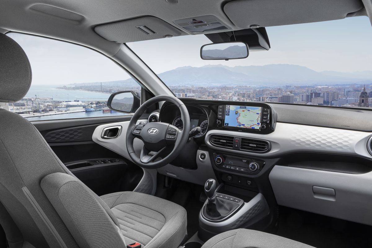 Hyundai i10 ön kabini direksiyon bilgi ekranı ve orta konsol
