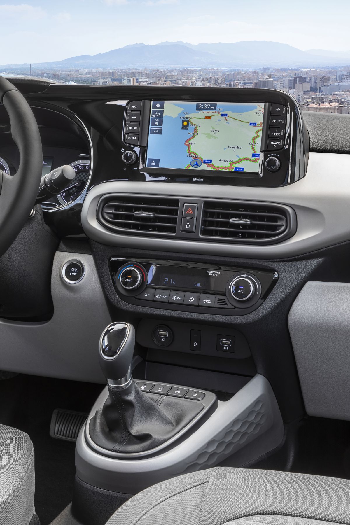 Hyundai i10 orta konsolu dokunmatik ekran havalandırmalar ve vites kolu