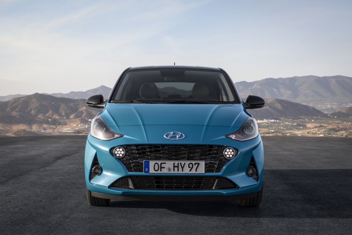 Turkuaz Hyundai i10 önden görünüm ve geniş ön ızgara