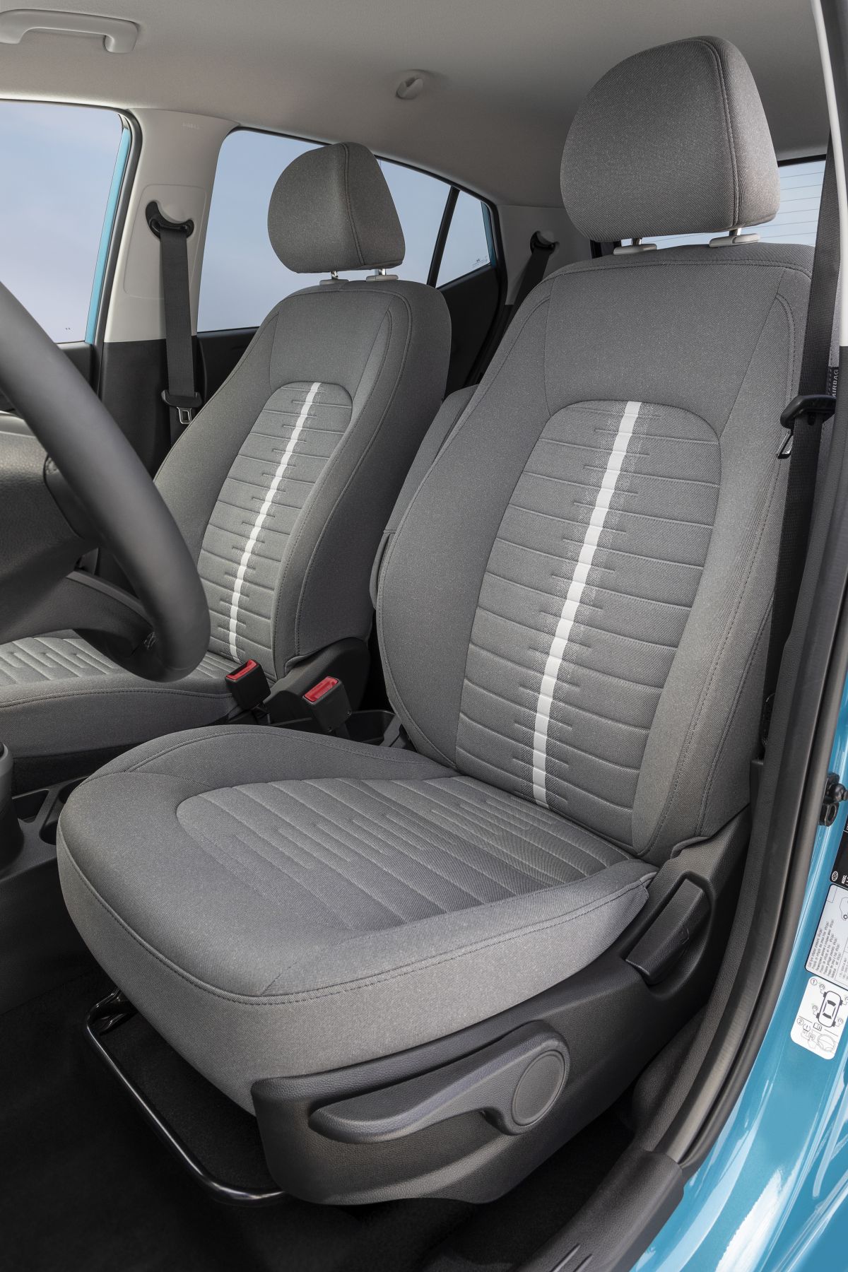 Hyundai i10 gri kumaş ön koltukları ve beyaz şerit detayları
