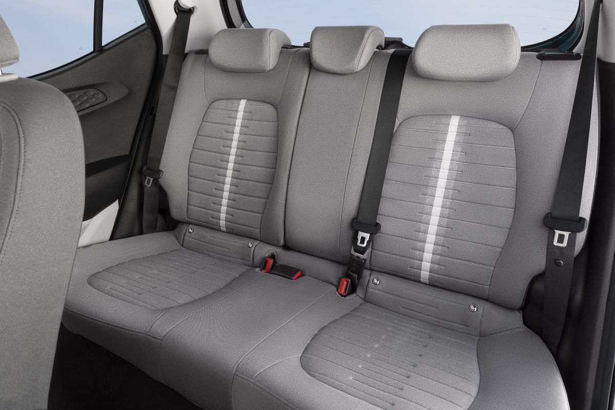 Hyundai i10 gri kumaş arka koltuk sırası ve üç başlık