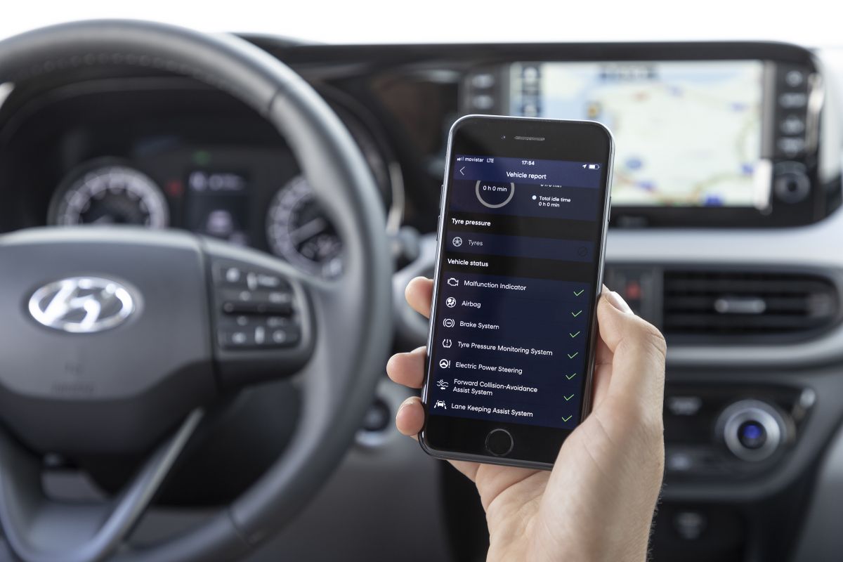Hyundai i10 kabininde akıllı telefonda araç durum ekranı