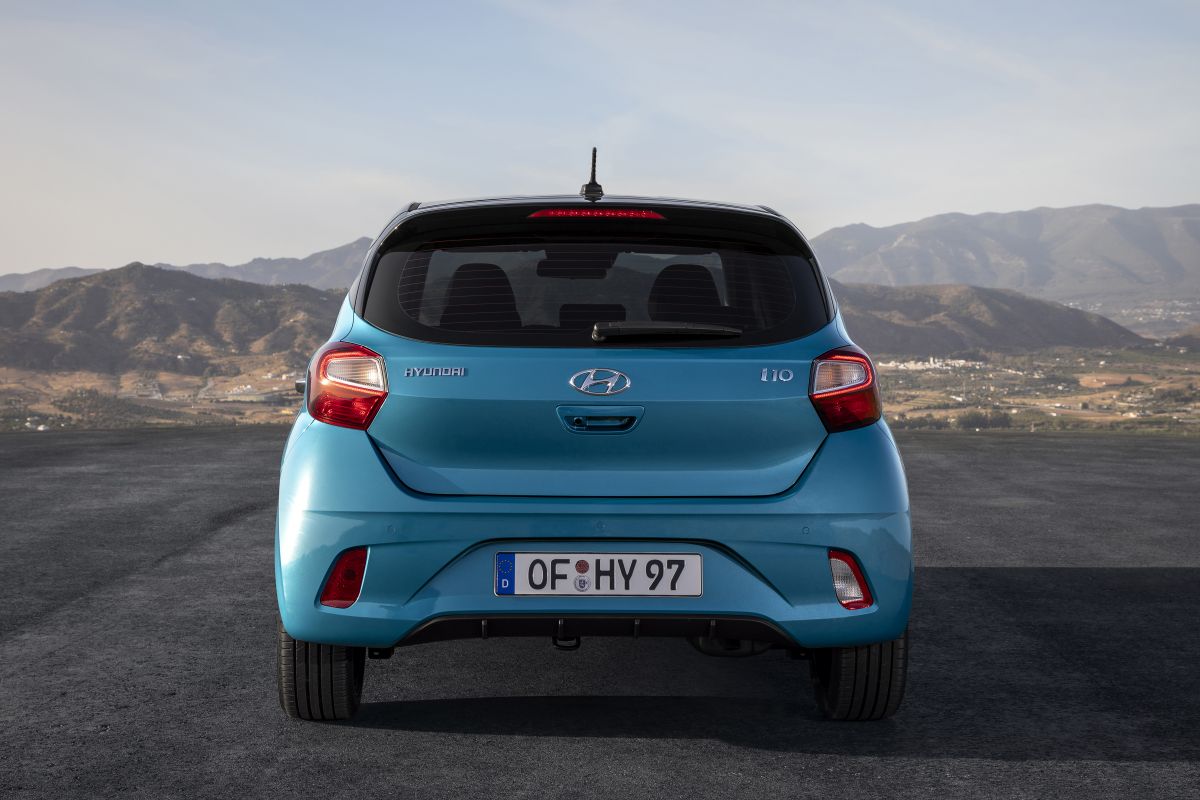 Turkuaz Hyundai i10 arkadan görünüm ve bagaj kapağı