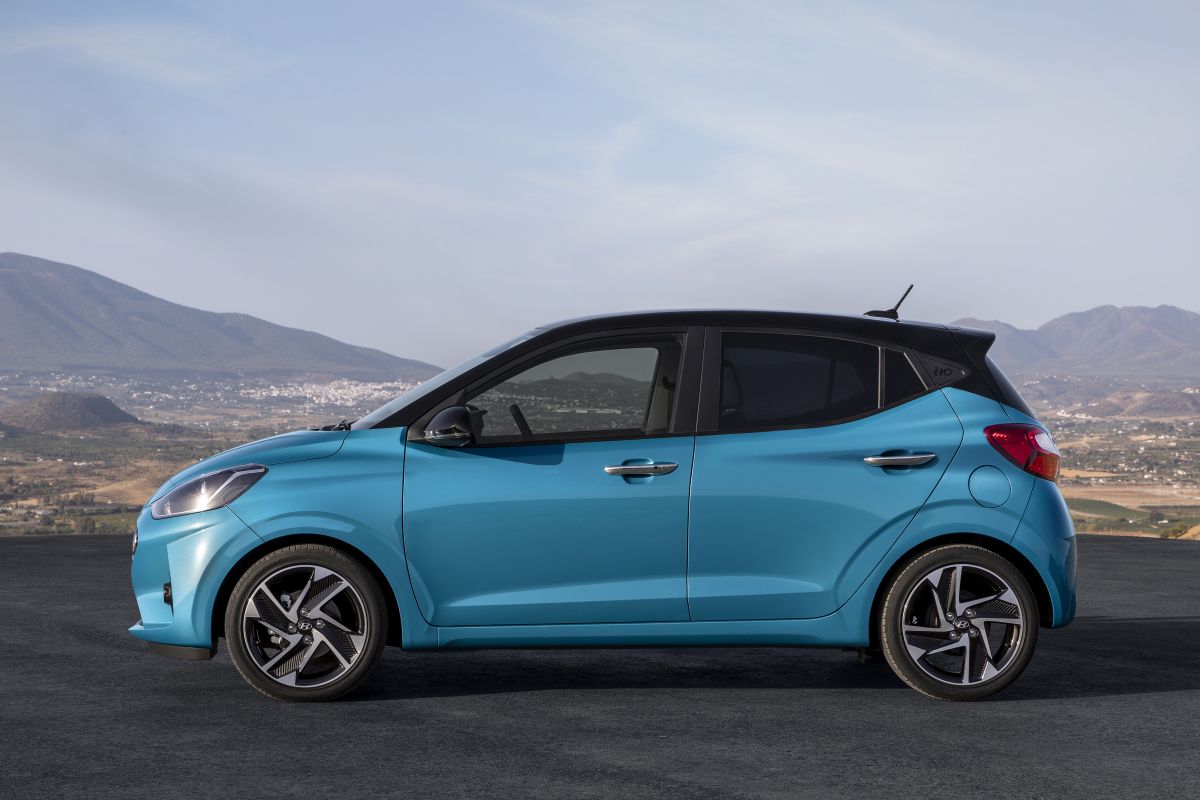 Turkuaz Hyundai i10 yan profil ve beş kapılı hatchback gövde