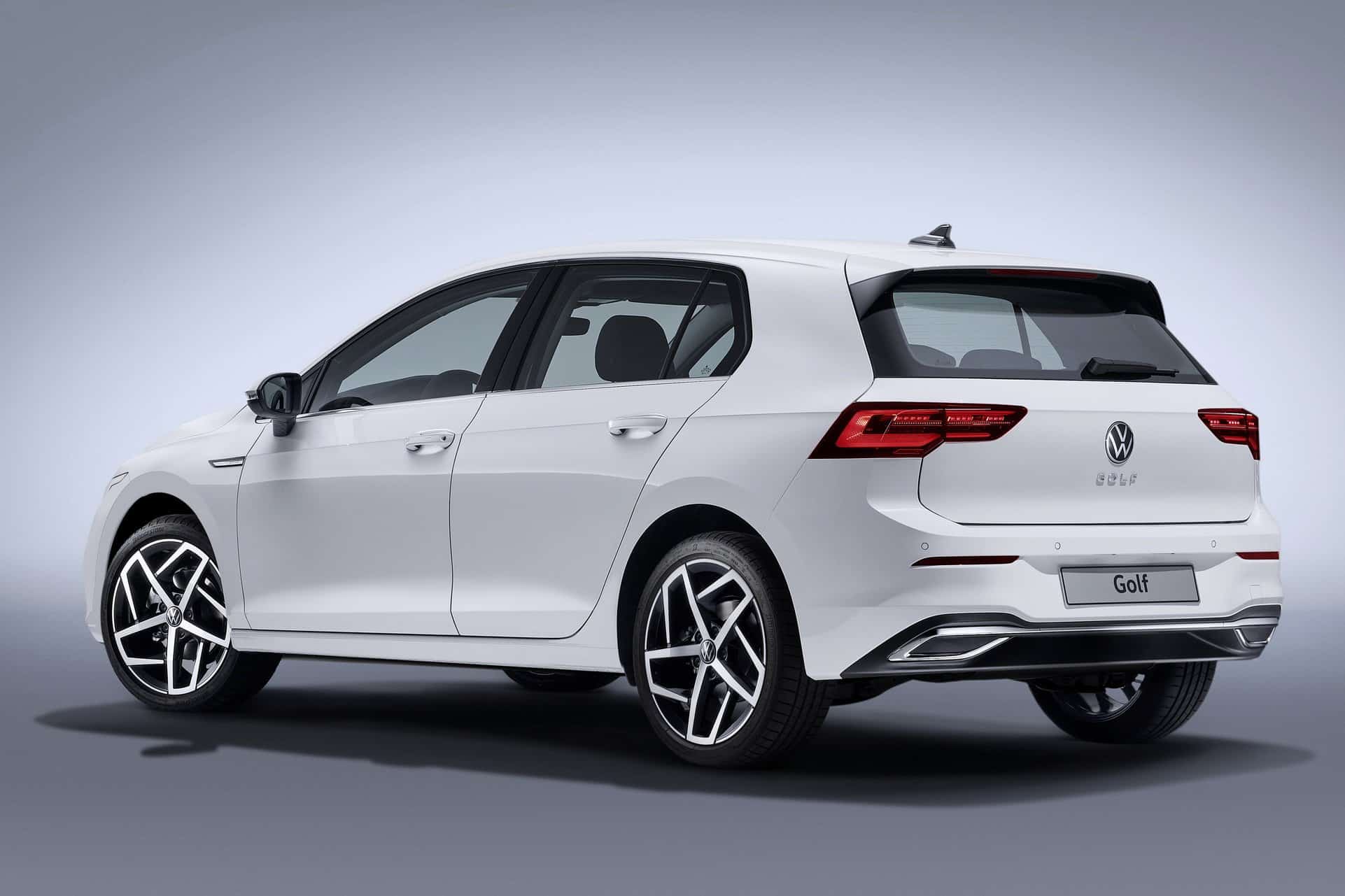 Beyaz Volkswagen Golf 8 arka bölüm ve stop lambaları