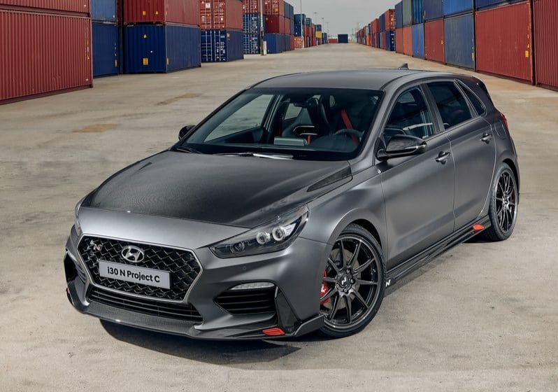 Hyundai i30 N Project C ön üç çeyrek görünümü karbon kaput ve OZ jantlar