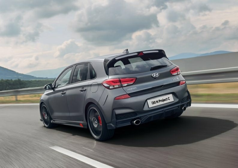 i30 N Project C yolda arka üç çeyrek görünümü
