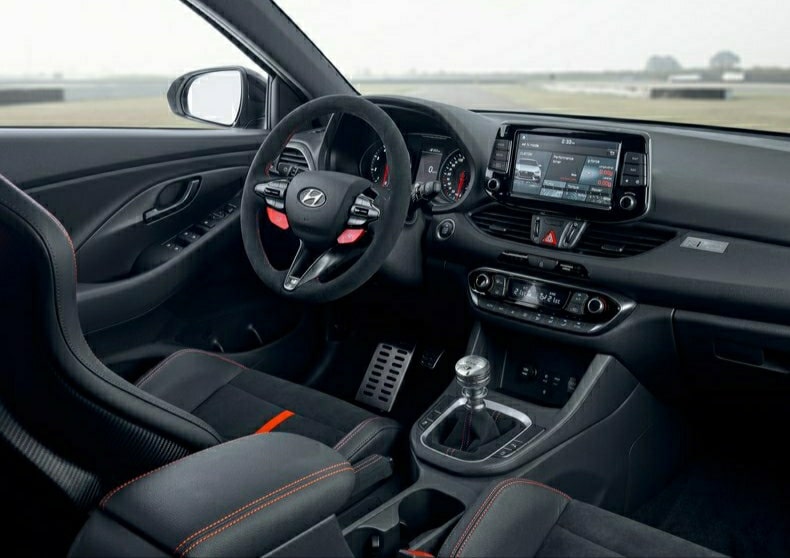 i30 N Project C kokpiti Alcantara direksiyon ve manuel vites