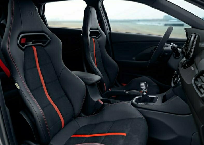 i30 N Project C Sabelt ön koltukları turuncu şeritler ve manuel vites