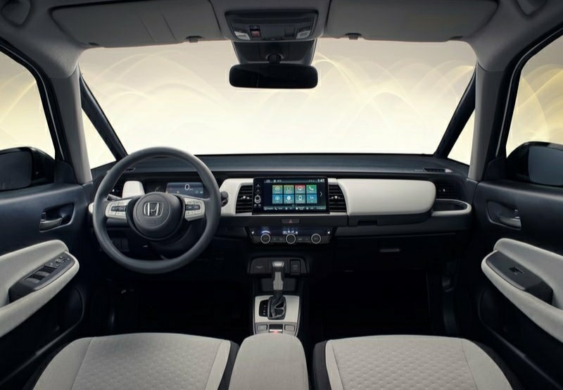 Honda Jazz direksiyon dijital gösterge ve orta ekranlı kokpit