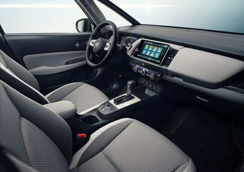 Honda Jazz ön koltuklar ve multimedya ekranlı iç mekan