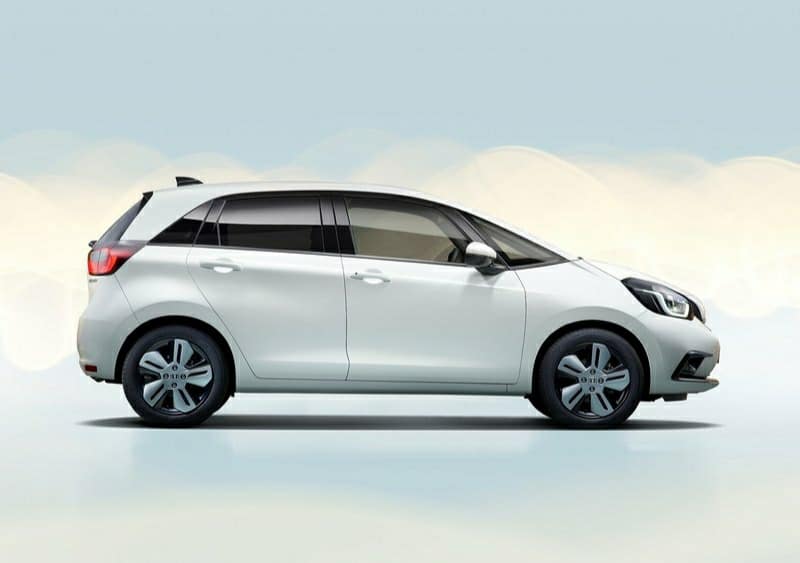 Beyaz Honda Jazz yan gövde profili
