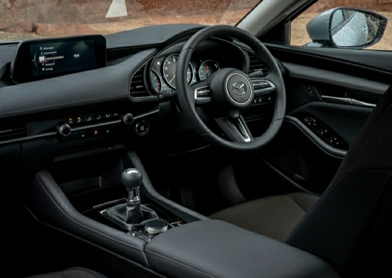 Mazda 3 Sedan kabin ve ön konsol görünümü