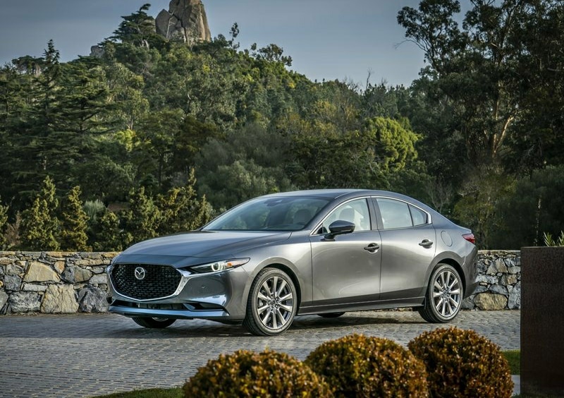 Mazda 3 Sedan arka üç çeyrek görünümü