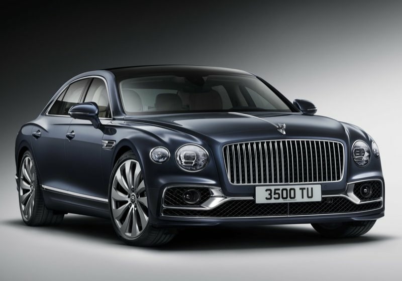 2020 Bentley Flying Spur ön üç çeyrek stüdyo görünümü