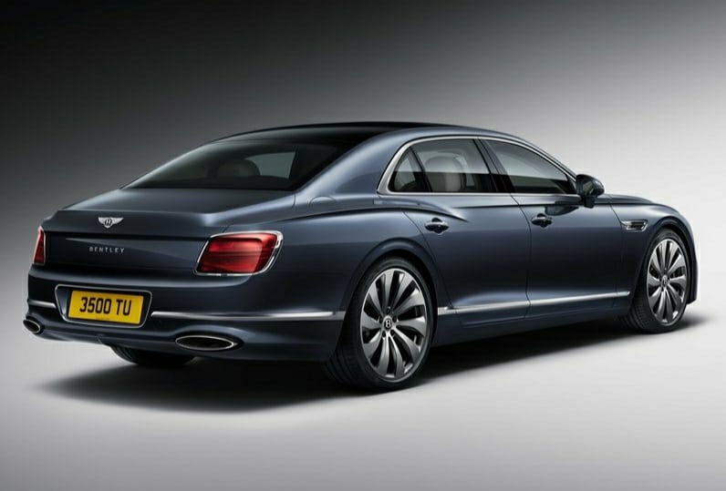 Bentley Flying Spur arka üç çeyrek stüdyo görünümü ve oval egzoz çıkışları