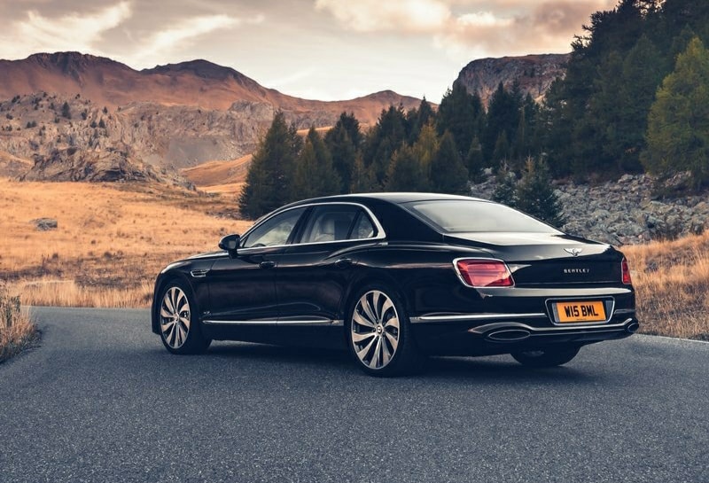 Bentley Flying Spur dağ yolunda arka üç çeyrek görünümü
