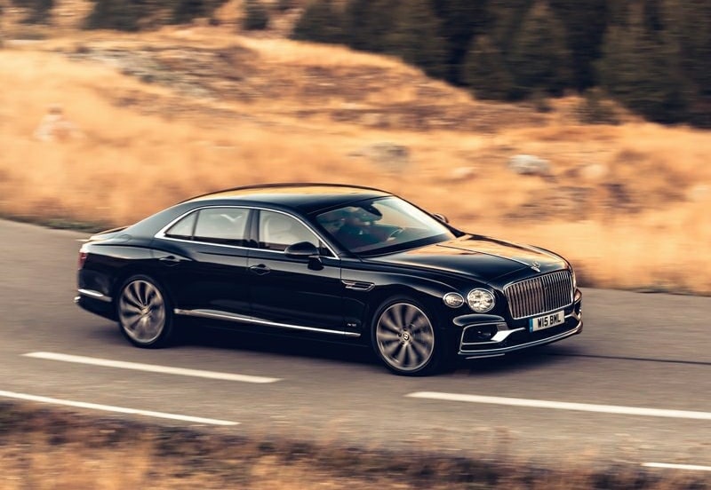 Bentley Flying Spur dağ yolunda üst açıdan sürüş görünümü