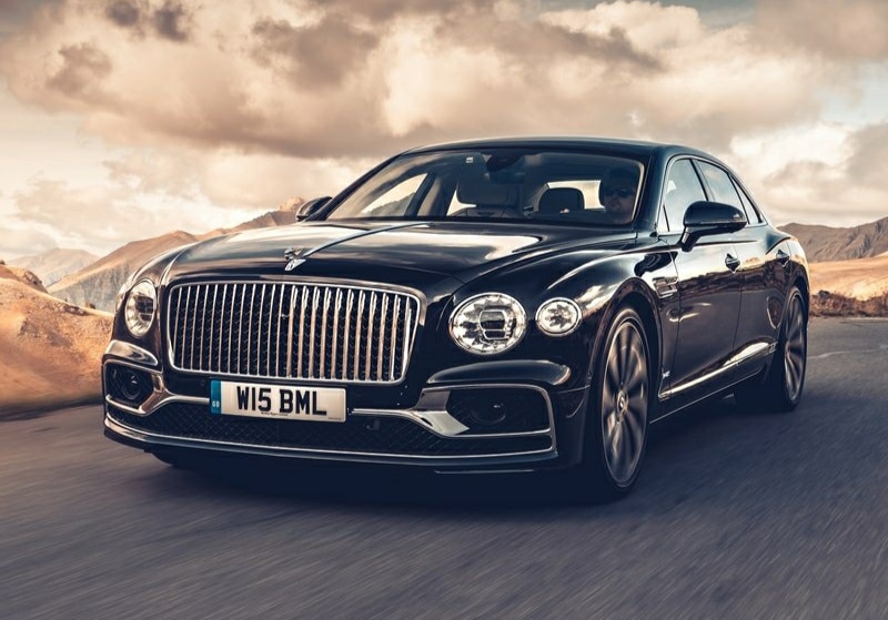 Bentley Flying Spur hareket halinde geniş ön ızgara ve çift farlar