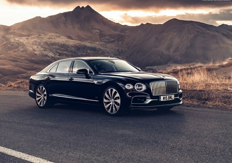 Bentley Flying Spur dağ yolunda ön üç çeyrek görünümü