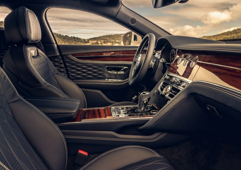 Bentley Flying Spur ön koltukları orta konsolu ve elmas desenli kapı döşemesi