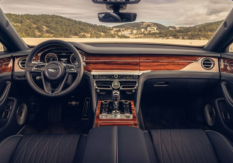 Bentley Flying Spur ahşap kaplamalı kokpiti ve orta konsolu