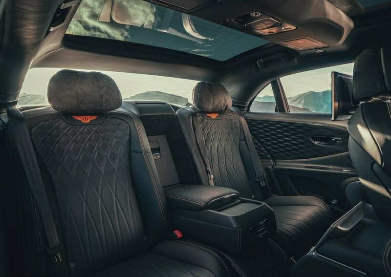Bentley Flying Spur deri arka koltukları panoramik tavanı ve arka ekranı