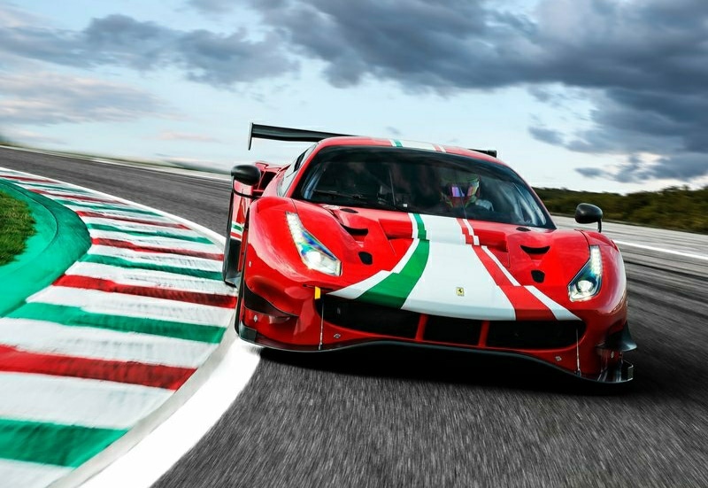 Ferrari GT3 yarış otomobilinin pist odaklı gövdesi