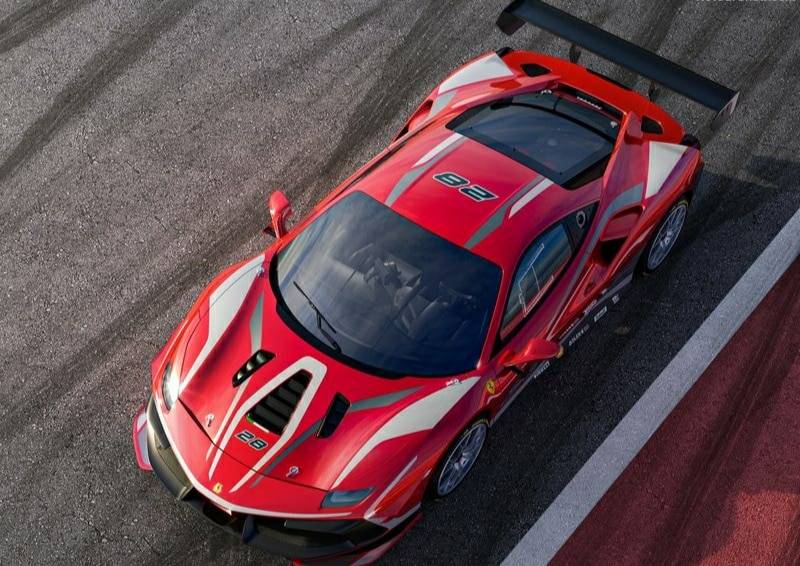 Ferrari 488 Challenge Evo üstten ön görünüm