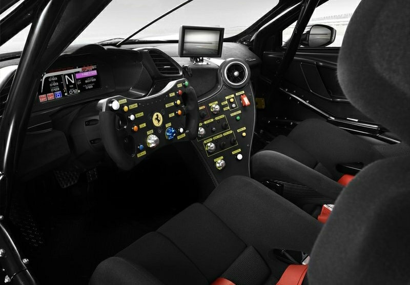 488 Challenge Evo yarış kokpiti ve direksiyon