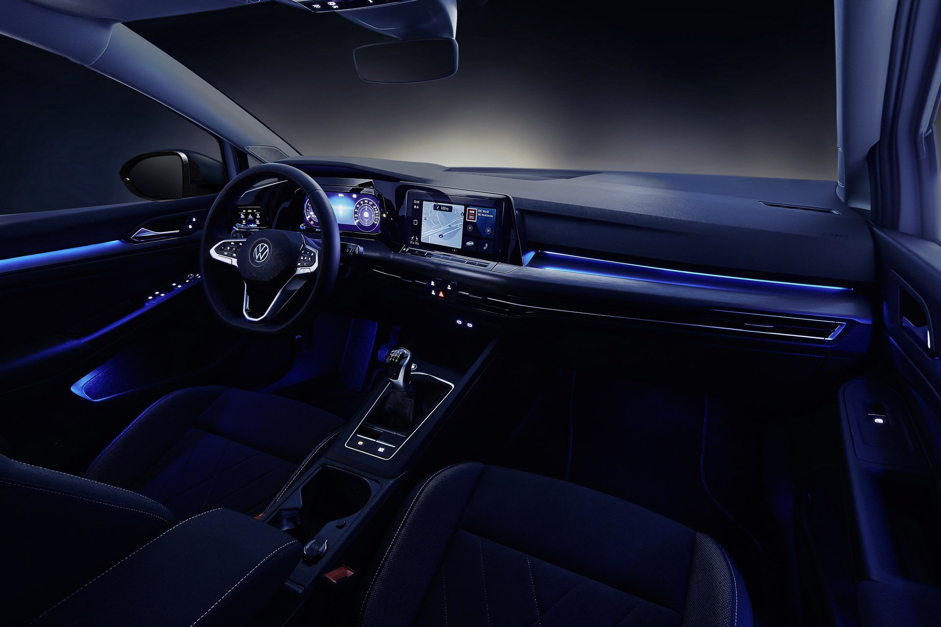 Volkswagen Golf 8 dijital kokpit ve orta ekran yerleşimi