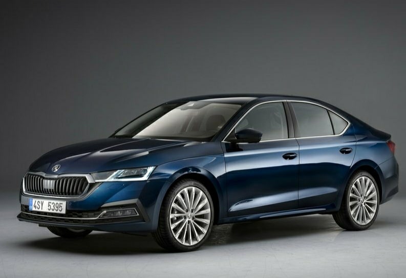 Koyu mavi Skoda Octavia stüdyo ortamında ön üç çeyrek görünümü