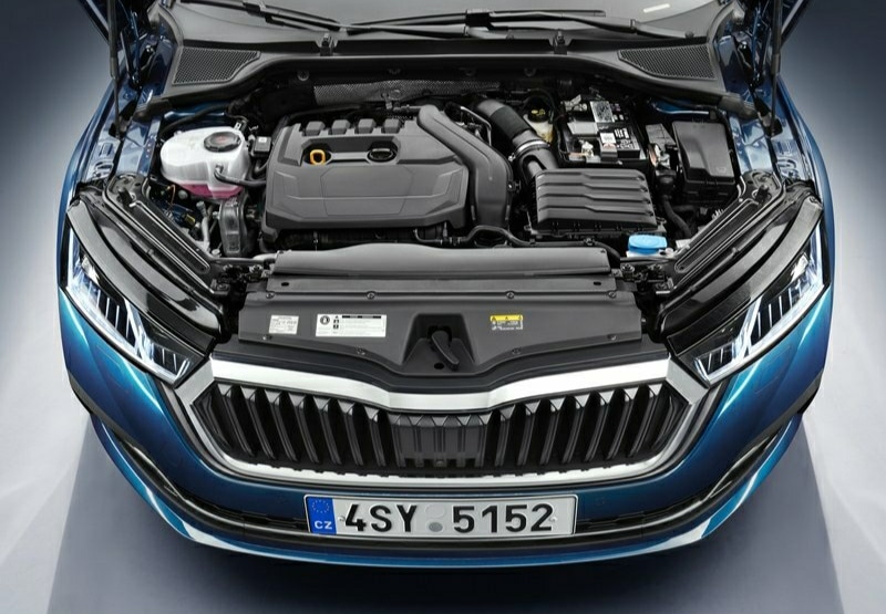 Skoda Octavia açık motor bölmesi ve ön ızgara görünümü