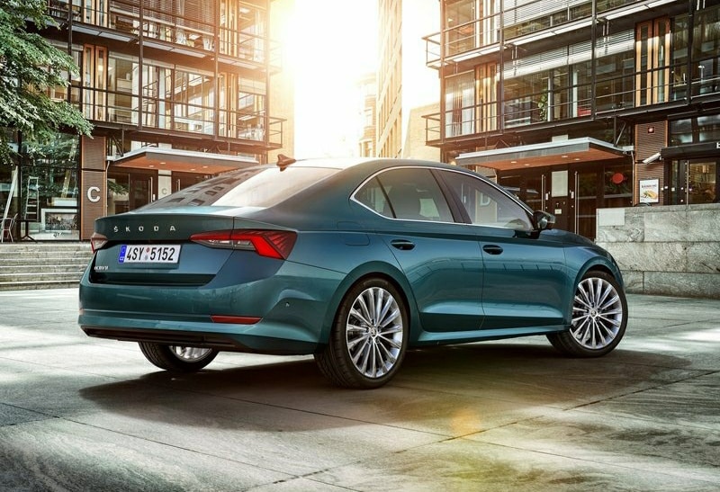 Mavi Skoda Octavia arka üç çeyrek görünümü şehir ortamında