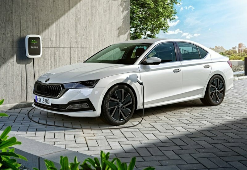 Skoda Octavia dördüncü nesil ön ve yan görünüm