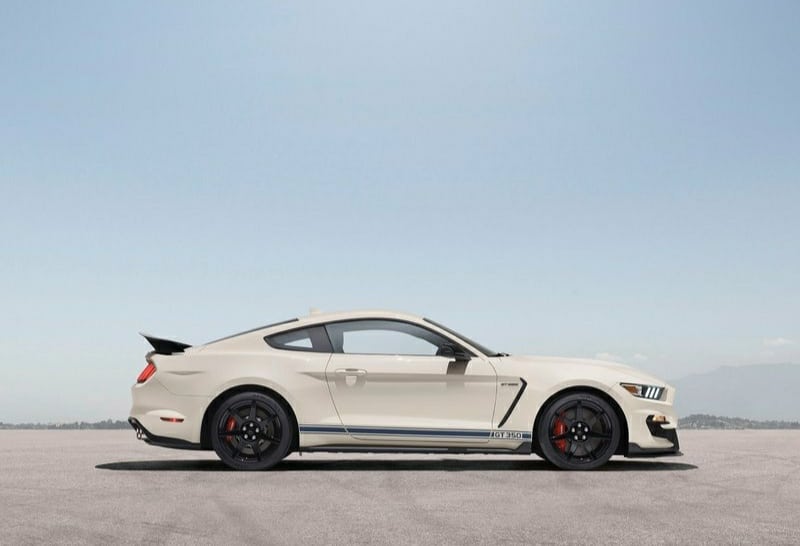 Shelby GT350 Heritage Edition mavi rozet detayları