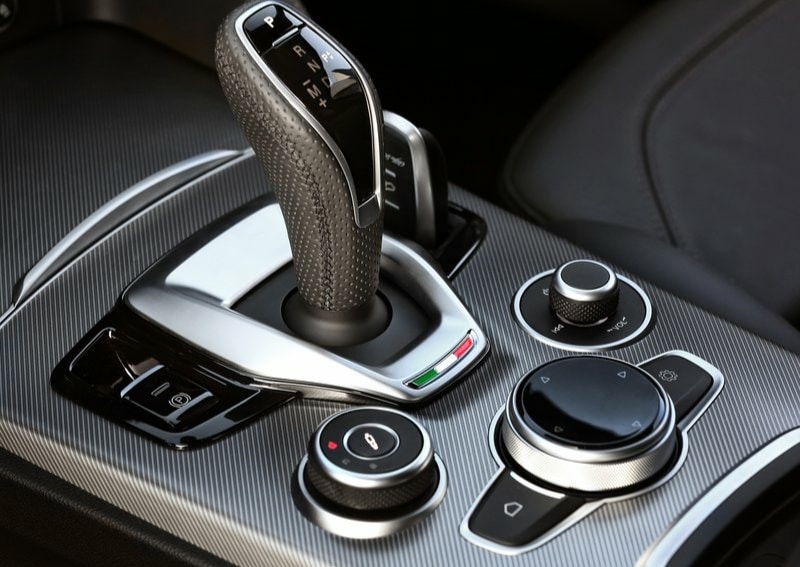 Alfa Romeo Stelvio otomatik vites seçici ve orta konsol kumandaları