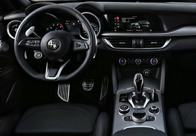 2020 Alfa Romeo Stelvio kokpiti direksiyon ve orta ekran