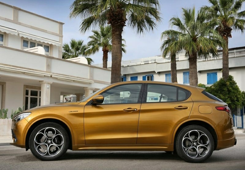 Alfa Romeo Stelvio yan profil görünümü