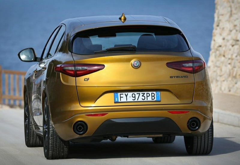 Alfa Romeo Stelvio arka görünümü Q4 ve Stelvio rozetleri