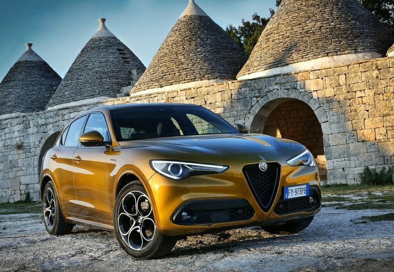 2020 Alfa Romeo Stelvio ön üç çeyrek görünümü