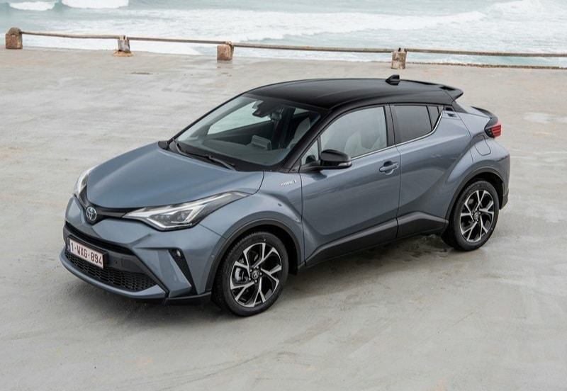 2023 Eylül Toyota C-HR Fiyat Listesi görselinde gri Toyota C-HR ön ve yan gövde görünümü