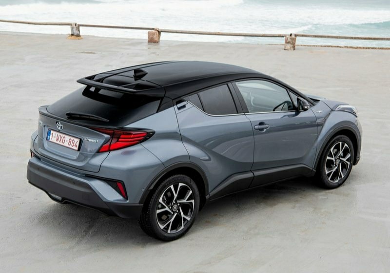 Gri Toyota C-HR arka ve yan gövde görünümü