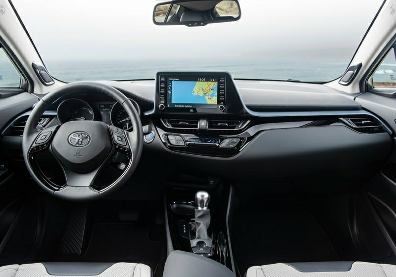 Toyota C-HR ön konsol direksiyon ve multimedya ekranı