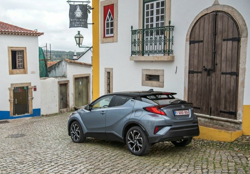 Toyota C-HR taş döşeli sokakta arka gövde görünümü