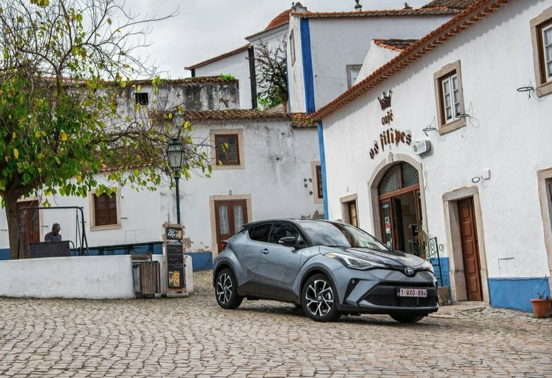 Toyota C-HR taş döşeli alanda ön gövde görünümü